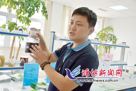 王曉凱正在介紹&ldquo;旱地寶&rdquo;的優(yōu)勢(shì)。